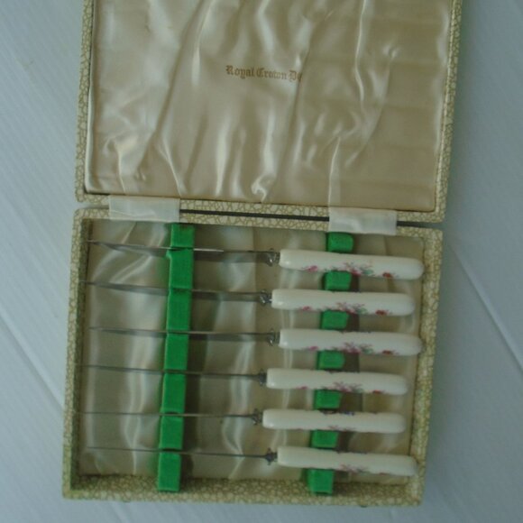 Royal Crown Derby Posies 6 Pieces Knife Set in Case